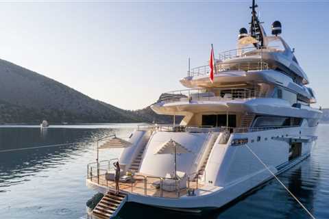 Explore The Crystal Waters: The Benefits Of A Yacht Charter Vs. Traditional Boat Tours
